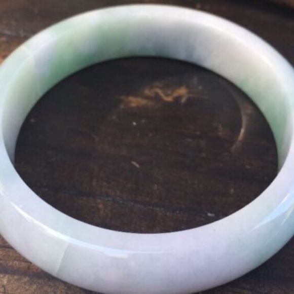 VINTAGE 14mm WIDE CELADON GREEN JADE JADEITE GEMSTONE CARVED 6" BANGLE BRACELET - Picture 2 of 7